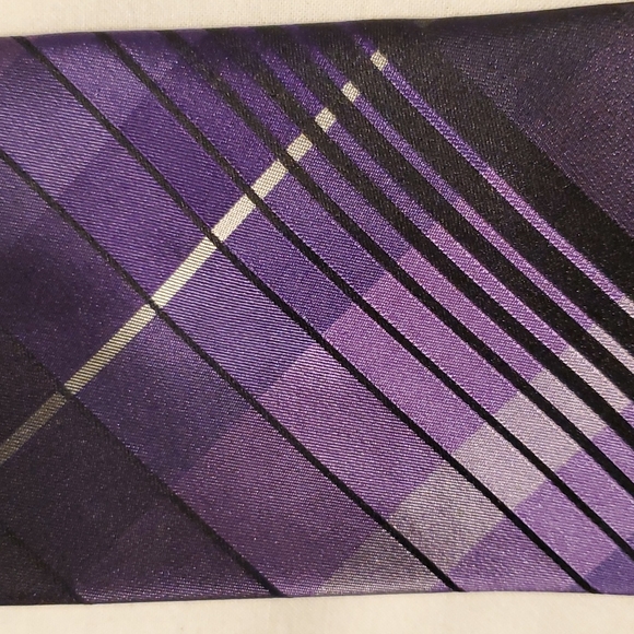 Men's Purple with Black and Silver pattern Van Heusen Tie - Picture 4 of 4